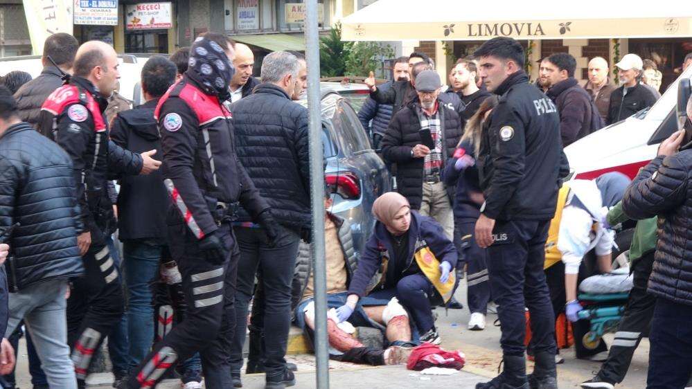 İnşaat işçileri şehrin merkezinde bıçakla birbirine girdi! 8 yaralı var 7